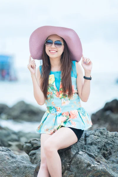 Um retrato de bela mulher asiática na praia — Fotografia de Stock