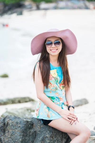 A portrait of beautiful asian woman on the seashore — Stock Photo, Image