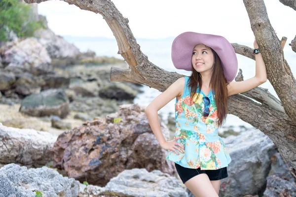 Ein Porträt der schönen asiatischen Frau am Strand — Stockfoto