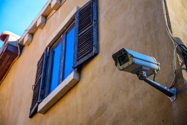 Windows med cctv på vägg — Stockfoto