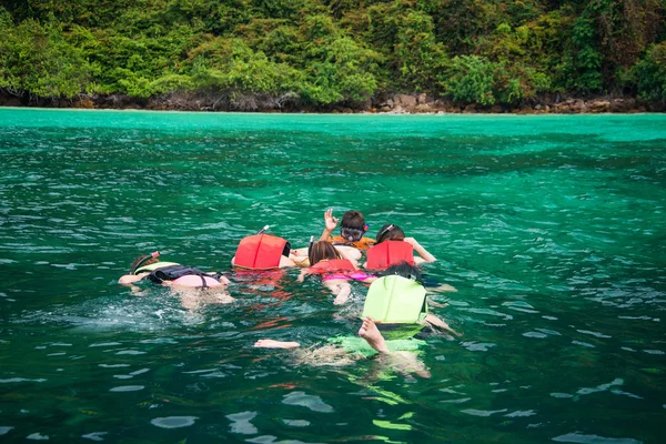 Family snorkeling on the Gulf of Thai , Thailand. — Stock Photo, Image