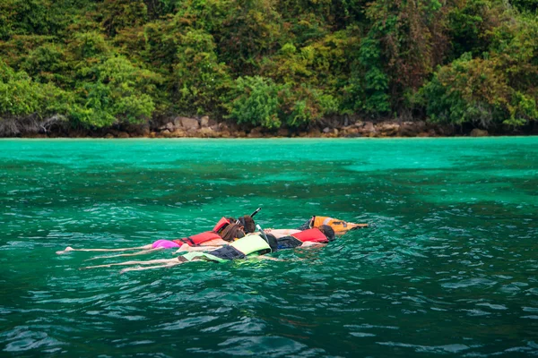 Family snorkeling on the Gulf of Thai , Thailand. — Stock Photo, Image