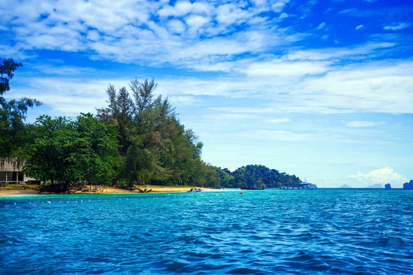 Isla Kradan, una isla en el Mar de Andamán, Tailandia — Foto de Stock