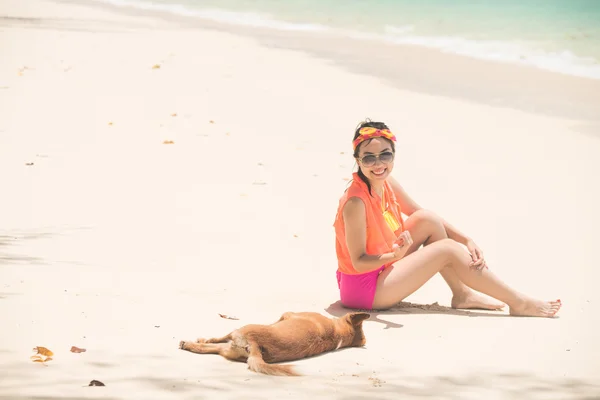 Un ritratto di bella donna asiatica in relax sulla spiaggia con cane — Foto Stock