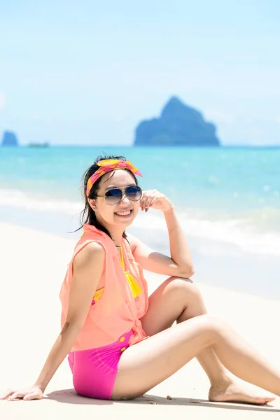 Un ritratto di bella donna asiatica sulla spiaggia — Foto Stock