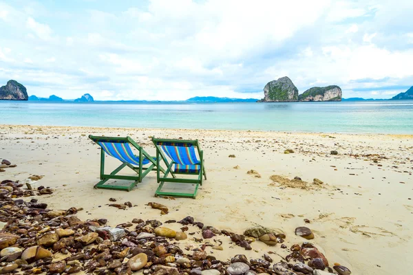Beach chairs and beautiful beach — Stock Photo, Image