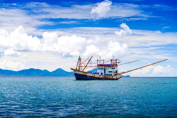 Bateau de pêche en mer d'Andaman Thaïlande — Photo