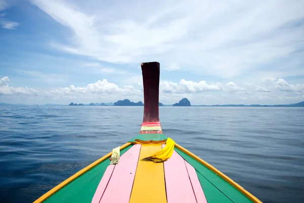 Cabeça barco pescador cauda longa em Andaman mar — Fotografia de Stock