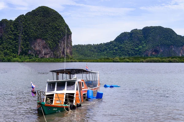 De passagier boot zonk omstreeks trang provincie, thailand — Stockfoto