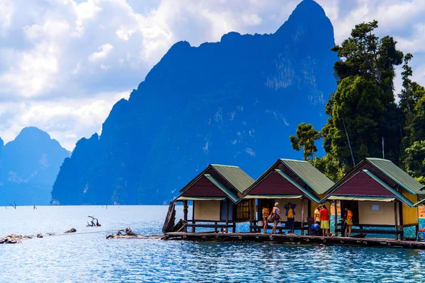 Lago Cheo Lan. Parque Nacional Khao Sok. Tailândia . — Fotografia de Stock