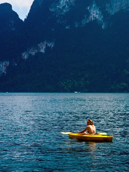 Kayak sul lago Cheo Lan. Parco nazionale di Khao Sok. Tailandia . — Foto Stock