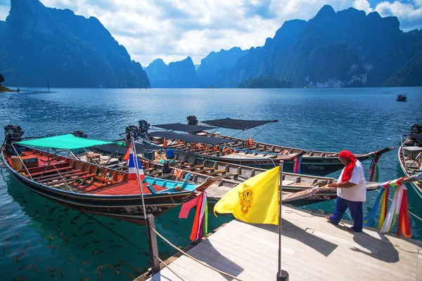 Jezero lan Cheo. Národní park Khao sok. Thajsko. — Stock fotografie