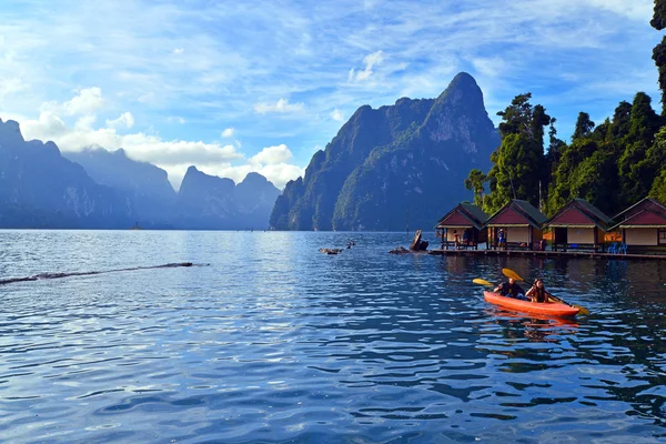 Kajakpaddling på cheo lan sjön. Khao sok nationalpark. Thailand. — Stockfoto