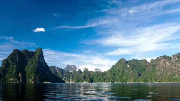 「チェオ」lan 湖。カオ ソック国立公園タイ. — ストック写真