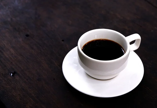 Taza de café blanco en una mesa de madera — Foto de Stock