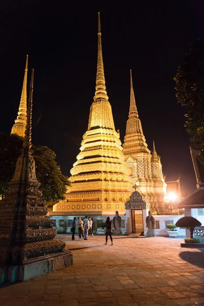 Wat pho, boeddhistische tempel bij nacht, bangkok, thailand. — Stockfoto