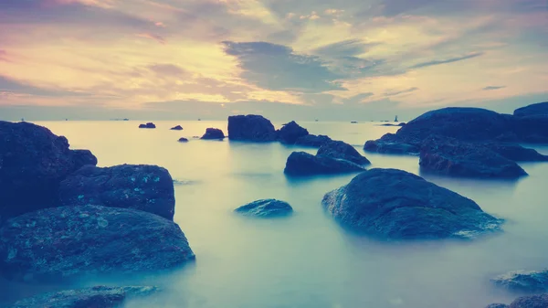 Paisaje marino vintage con olas dramáticas y rocas al atardecer . —  Fotos de Stock