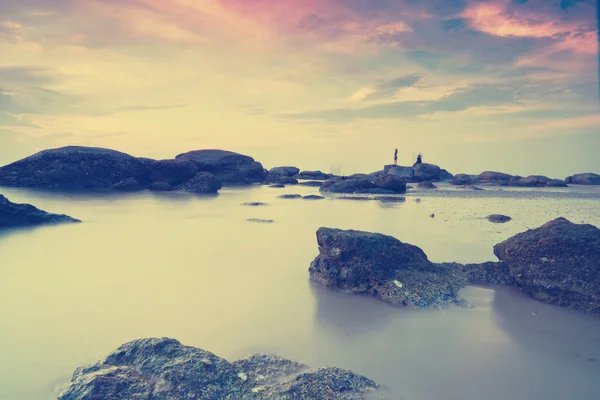 Dramatik dalga ve günbatımı kaya ile Vintage deniz manzarası. — Stok fotoğraf