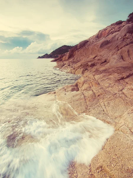 Винтажный красивый морской пейзаж. Море и скала — стоковое фото