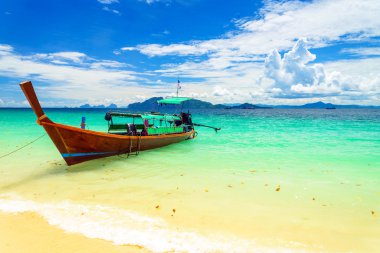 Tayland 'daki Kradan adasında uzun kuyruklu tekne.