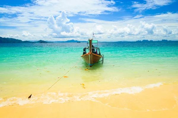 เรือหางยาวที่เกาะกรานาดา ประเทศไทย — ภาพถ่ายสต็อก