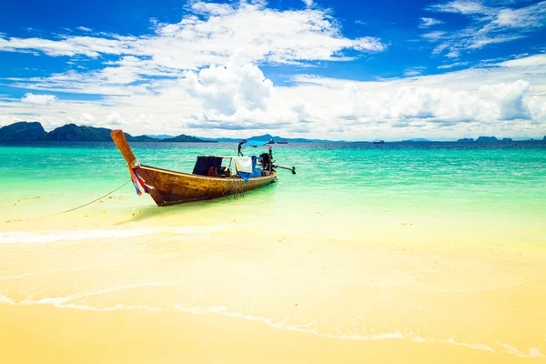 Barco de cauda longa na ilha de Kradan, Tailândia — Fotografia de Stock