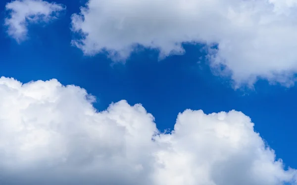 Céu azul fundo com nuvens minúsculas — Fotografia de Stock