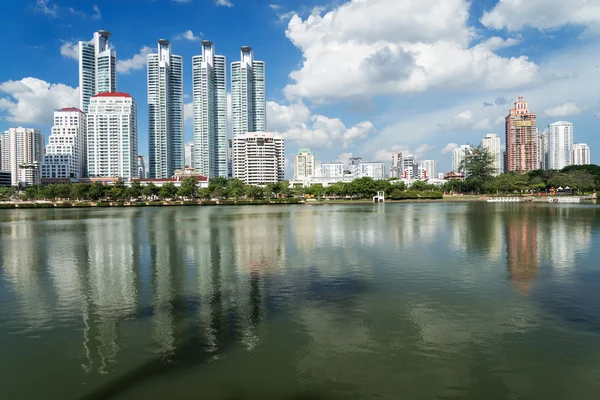 Highrise modern byggnad i bangkok, thailand. — Stockfoto