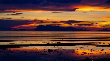 günbatımı Plajı üzerinde