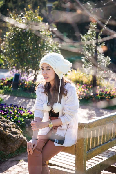 Asian woman in garden — Stock Photo, Image