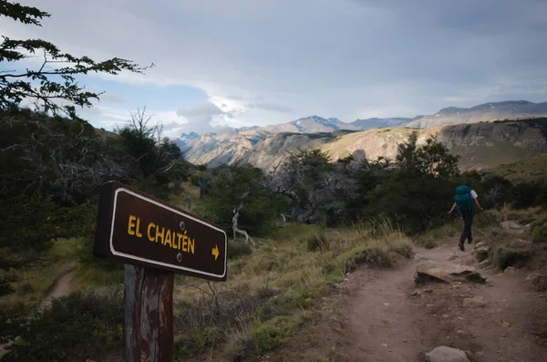 Los Glaciares Ulusal Parkı 'ndaki turist rotasında El Chalten' i işaret ediyor. Sırt çantalı bir turist Laguna Torre 'den El Chalten' e, And Dağları 'na, Patagonya' ya, Arjantin 'e yürüyüş parkurunda. Yol üzerindeki işaret direği
