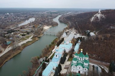 Svyatohirsk Lavra 'nın panoramik hava aracı görüntüsü, Seversky Donets nehri ve Ukrayna' nın Donetsk bölgesinin Svyatohirsk köyü. Kutsal Dağların Manzarası Lavra veya Sviatohirsk Mağara Manastırı