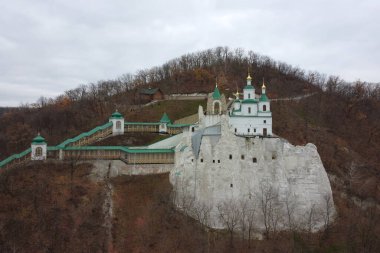 Kutsal Kaya 'daki Aziz Nicholas Kilisesi ve Ukrayna' nın Donetsk bölgesindeki Kutsal Dağlar Lavra veya Sviatohirsk Mağara Manastırı olarak da bilinen Svyatohirsk Lavra 'daki tebeşir kayasındaki manastır hücrelerinin manzarası.