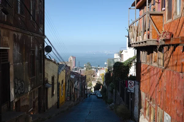 智利瓦尔帕莱索 2020年2月 旧城区狭窄的街道 从山下通往海洋 瓦尔帕莱索非旅游区山上的旧木屋 瓦尔帕莱索有斜坡的陡峭街道 — 图库照片