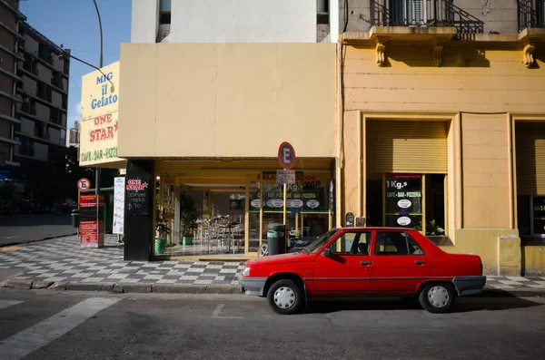 阿根廷科尔多瓦 2020年1月 红色菲亚特 雷加塔 Fiat Regata 的旧车停在餐厅附近的街角 旁边有一个停车标志 黄色建筑背景上的红色汽车 在十字路口停车 — 图库照片