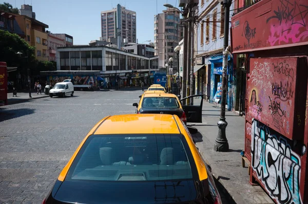 智利瓦尔帕莱索 2020年2月 出租车 黄色屋顶沿着贝拉维斯塔区的Avenida Ecuador街排成一排 瓦尔帕莱索的城市出租车排成一排 平行地等待顾客的到来 — 图库照片