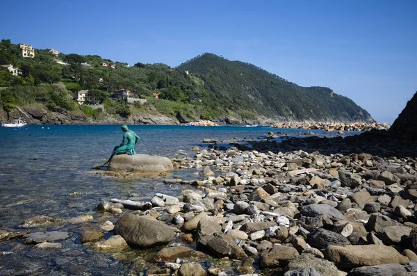 Bronze Monument Fisherman Fishing Net His Hands Sitting Stone Shore — Stock Photo, Image
