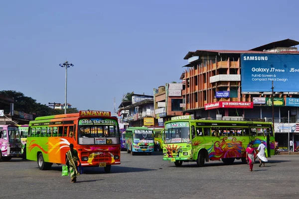 Thalassery Kerala India 2017 Január Fényes Sokszínű Személyautóbuszok Buszpályaudvaron Színes — Stock Fotó