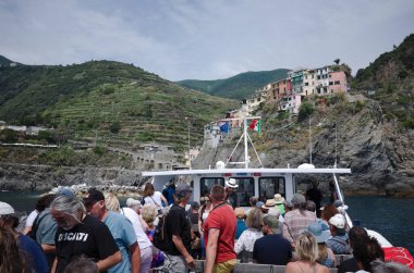 Vernazza, Liguria, İtalya - Mayıs 2022: İtalyan Riviera 'sındaki Cinque Terre Ulusal Parkı' na birçok turistle birlikte feribot geldi. Akdeniz 'in kayalık kıyılarına turist feribotu geliyor.