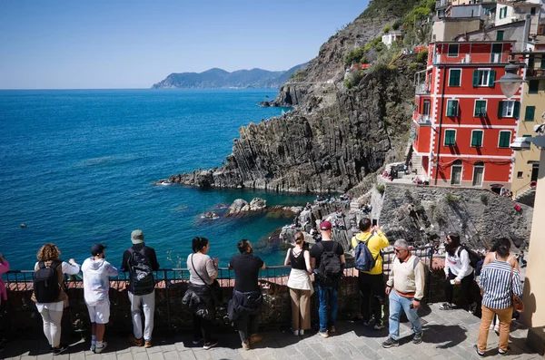 Riomaggiore Liguria Italy Квітень 2022 Туристи Захоплюються Архітектурою Маленького Містечка — стокове фото
