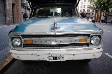 Buenos Aires, Arjantin - Ocak 2020: Eski 70 'lerin Chevrolet C K-10 pikapının klasik mavi renkte ve radyatör ızgarasında Chevrolet ve Arjantin plakası olduğu yazıyor.