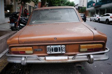 Buenos Aires, Arjantin - Ocak 2020: 80 'lerin klasik kahverengi Torino arabasının arka manzarası. Arka penceresi kirli Renault Torino 'nun eski ve paslı tamponu sokağa atılmış.
