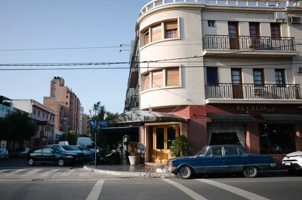 アルゼンチンのコルドバ 2020年1月 セルタのカフェの近くの交差点に 昔ながらの青い車が停まっていました 建物の角にレストランへの入り口と通り名ジェロニモ ルイス カブララと標識 — ストック写真