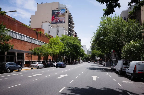 ブエノスアイレス アルゼンチン 2020年1月 道路に沿って駐車車と一方向の通り イスラエル通りEstado Israelに位置するColegio Corazonista Benito Nazarと呼ばれる学校の近代的な赤レンガ造りの建物 — ストック写真