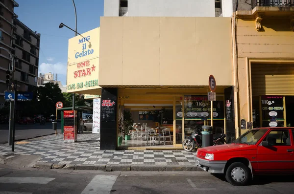 阿根廷科尔多瓦 2020年1月 一辆红色的旧汽车停在街道拐角处 靠近一个名叫One Star Gelato的空咖啡店 位于城市街阳光灿烂的十字路口的小咖啡馆吧 — 图库照片
