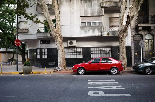 阿根廷布宜诺斯艾利斯 2020年1月 红色汽车停放在街道交叉口 沥青路面上的登记标牌 意思是在十字路口的灯柱上的西班牙文和红色停车标志 — 图库照片