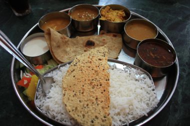 Hint yemekleri thali