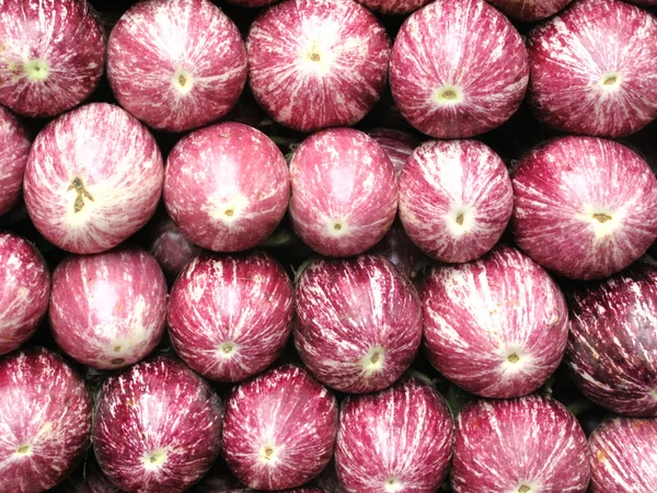 Färska auberginer på marknadsstånd — Stockfoto