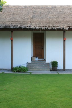 ahşap kapı ve saz çatı