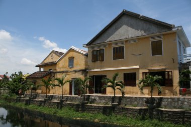 nehir boyunca sarı binalar